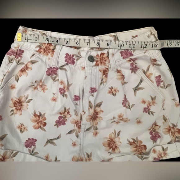 American Eagle Floral Jean Shorts - Picture 4 of 8